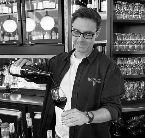 Bouteilles de vin portées devant la cave de Boulom