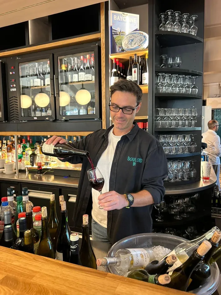 Service du vin au bar de Boulom Bayonne